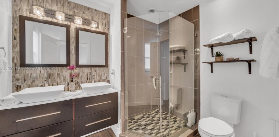 House in North Miami, Florida 4 bedrooms, 229.47 sq.m. № 1953625