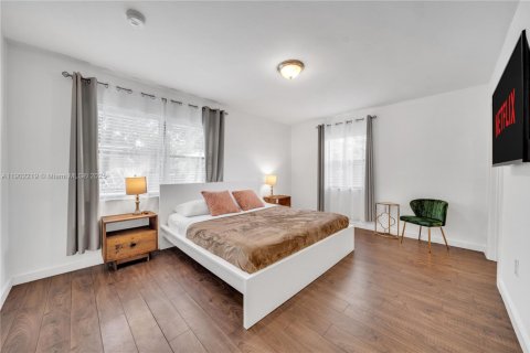 House in North Miami, Florida 4 bedrooms, 229.47 sq.m. № 1953625 - photo 11