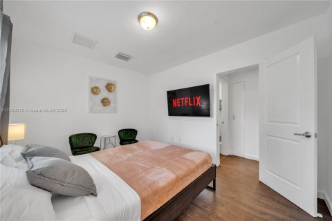 House in North Miami, Florida 4 bedrooms, 229.47 sq.m. № 1953625 - photo 25