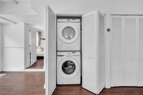 House in North Miami, Florida 4 bedrooms, 229.47 sq.m. № 1953625 - photo 29