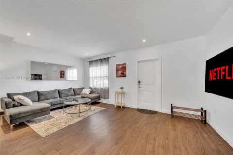 House in North Miami, Florida 4 bedrooms, 229.47 sq.m. № 1953625 - photo 15