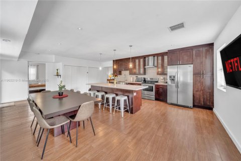 House in North Miami, Florida 4 bedrooms, 229.47 sq.m. № 1953625 - photo 8