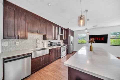 House in North Miami, Florida 4 bedrooms, 229.47 sq.m. № 1953625 - photo 6