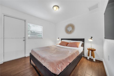 House in North Miami, Florida 4 bedrooms, 229.47 sq.m. № 1953625 - photo 4