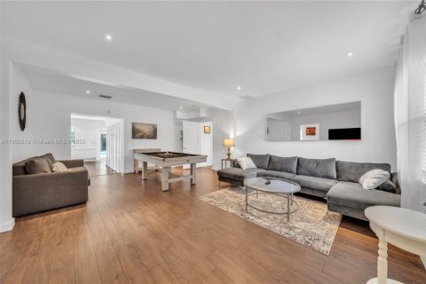 House in North Miami, Florida 4 bedrooms, 229.47 sq.m. № 1953625 - photo 14