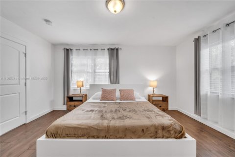 House in North Miami, Florida 4 bedrooms, 229.47 sq.m. № 1953625 - photo 13