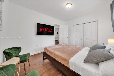 House in North Miami, Florida 4 bedrooms, 229.47 sq.m. № 1953625 - photo 2