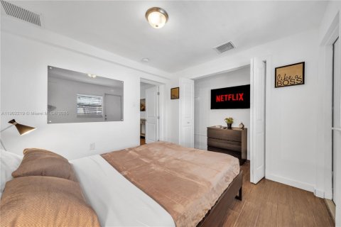 House in North Miami, Florida 4 bedrooms, 229.47 sq.m. № 1953625 - photo 3