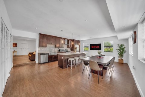 House in North Miami, Florida 4 bedrooms, 229.47 sq.m. № 1953625 - photo 9