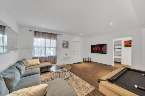 House in North Miami, Florida 4 bedrooms, 229.47 sq.m. № 1953625 - photo 17