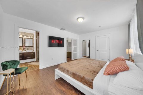 House in North Miami, Florida 4 bedrooms, 229.47 sq.m. № 1953625 - photo 12