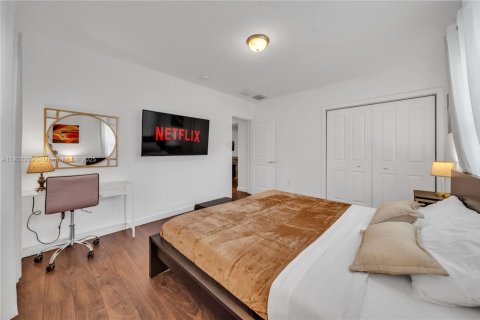 House in North Miami, Florida 4 bedrooms, 229.47 sq.m. № 1953625 - photo 23