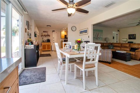 Villa ou maison à vendre à Sarasota, Floride: 2 chambres, 131.83 m2 № 2431135 - photo 12