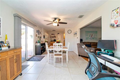 Villa ou maison à vendre à Sarasota, Floride: 2 chambres, 131.83 m2 № 2431135 - photo 13