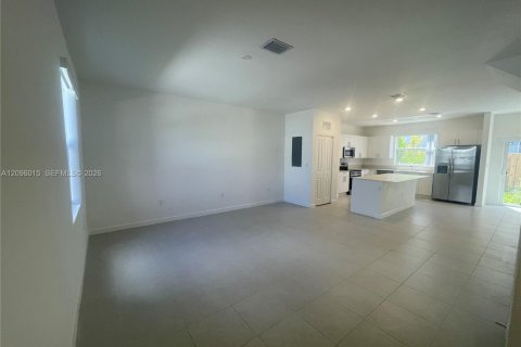 Touwnhouse à louer à Florida City, Floride: 3 chambres, 123.56 m2 № 2390030 - photo 2