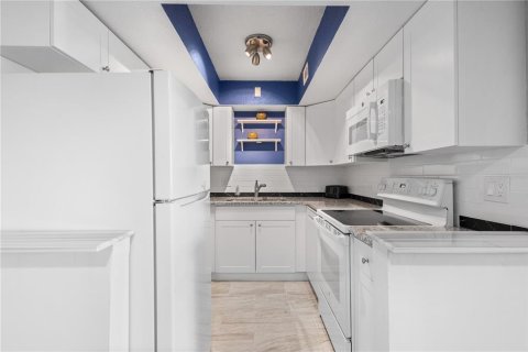 Condo in Port Charlotte, Florida, 1 bedroom  № 1918516 - photo 8