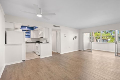 Condo in Port Charlotte, Florida, 1 bedroom  № 1918516 - photo 4