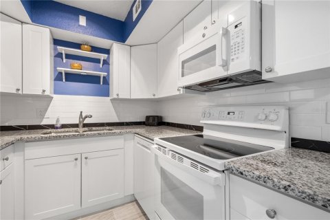 Condo in Port Charlotte, Florida, 1 bedroom  № 1918516 - photo 9