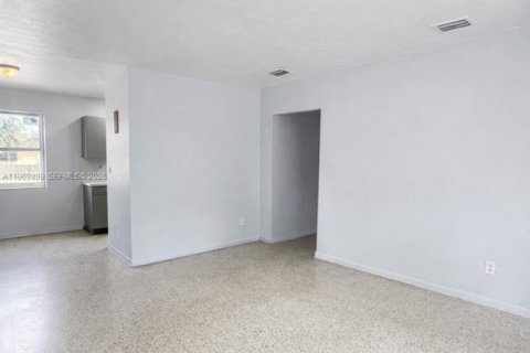 Casa en alquiler en Miami, Florida, 2 dormitorios, 79.43 m2 № 2030725 - foto 3