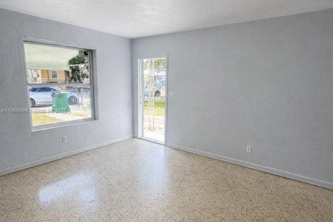 Casa en alquiler en Miami, Florida, 2 dormitorios, 79.43 m2 № 2030725 - foto 2