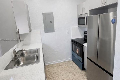 Casa en alquiler en Miami, Florida, 2 dormitorios, 79.43 m2 № 2030725 - foto 4