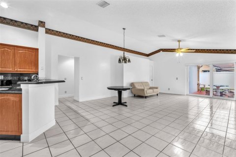 House in Weston, Florida 3 bedrooms, 125.7 sq.m. № 2069075 - photo 17