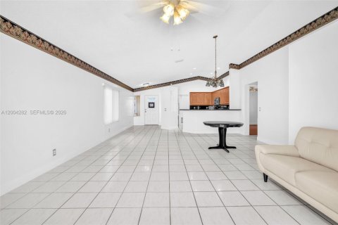 House in Weston, Florida 3 bedrooms, 125.7 sq.m. № 2069075 - photo 11