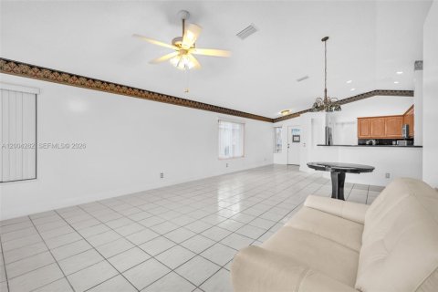 House in Weston, Florida 3 bedrooms, 125.7 sq.m. № 2069075 - photo 12