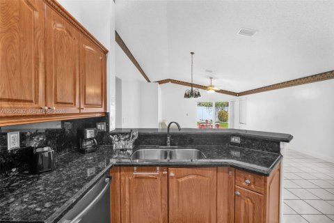 House in Weston, Florida 3 bedrooms, 125.7 sq.m. № 2069075 - photo 20