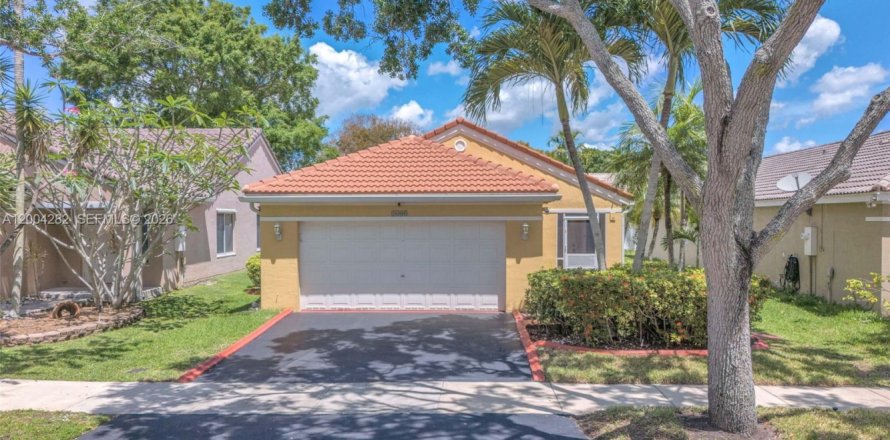 House in Weston, Florida 3 bedrooms, 125.7 sq.m. № 2069075