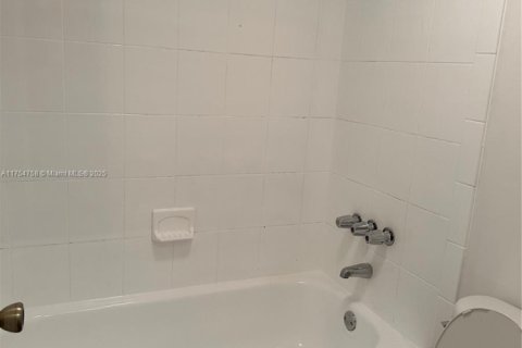 Condo in Lauderhill, Florida, 1 bedroom  № 1864375 - photo 12