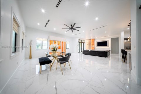 House in Miami, Florida 5 bedrooms, 355.44 sq.m. № 1878376 - photo 11