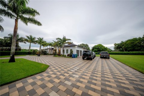 House in Miami, Florida 5 bedrooms, 355.44 sq.m. № 1878376 - photo 7