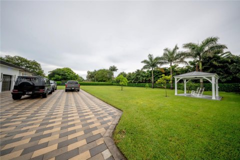 House in Miami, Florida 5 bedrooms, 355.44 sq.m. № 1878376 - photo 6