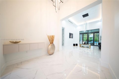 House in Miami, Florida 5 bedrooms, 355.44 sq.m. № 1878376 - photo 20