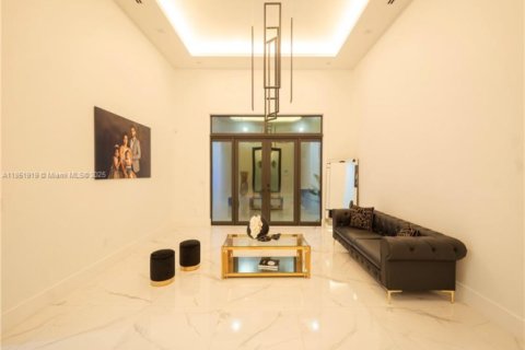 House in Miami, Florida 5 bedrooms, 355.44 sq.m. № 1878376 - photo 22