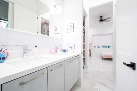 House in Miami, Florida 5 bedrooms, 355.44 sq.m. № 1878376 - photo 28