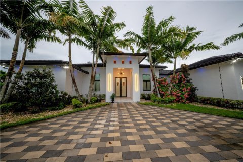 House in Miami, Florida 5 bedrooms, 355.44 sq.m. № 1878376 - photo 4