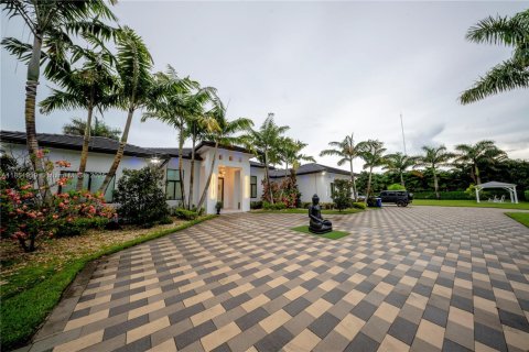 House in Miami, Florida 5 bedrooms, 355.44 sq.m. № 1878376 - photo 3
