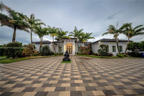 House in Miami, Florida 5 bedrooms, 355.44 sq.m. № 1878376 - photo 2