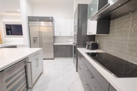 House in Miami, Florida 5 bedrooms, 355.44 sq.m. № 1878376 - photo 14