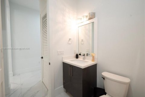 House in Miami, Florida 5 bedrooms, 355.44 sq.m. № 1878376 - photo 25