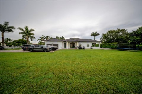 House in Miami, Florida 5 bedrooms, 355.44 sq.m. № 1878376 - photo 8