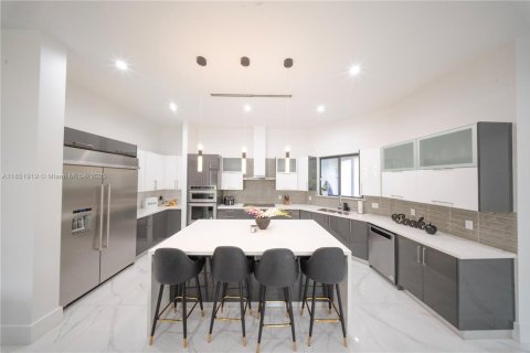 House in Miami, Florida 5 bedrooms, 355.44 sq.m. № 1878376 - photo 12