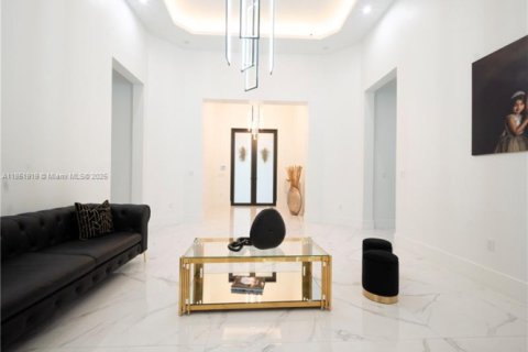 House in Miami, Florida 5 bedrooms, 355.44 sq.m. № 1878376 - photo 21