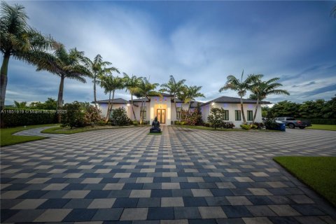 House in Miami, Florida 5 bedrooms, 355.44 sq.m. № 1878376 - photo 1