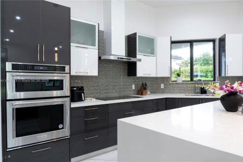 House in Miami, Florida 5 bedrooms, 355.44 sq.m. № 1878376 - photo 17