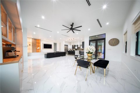 House in Miami, Florida 5 bedrooms, 355.44 sq.m. № 1878376 - photo 10