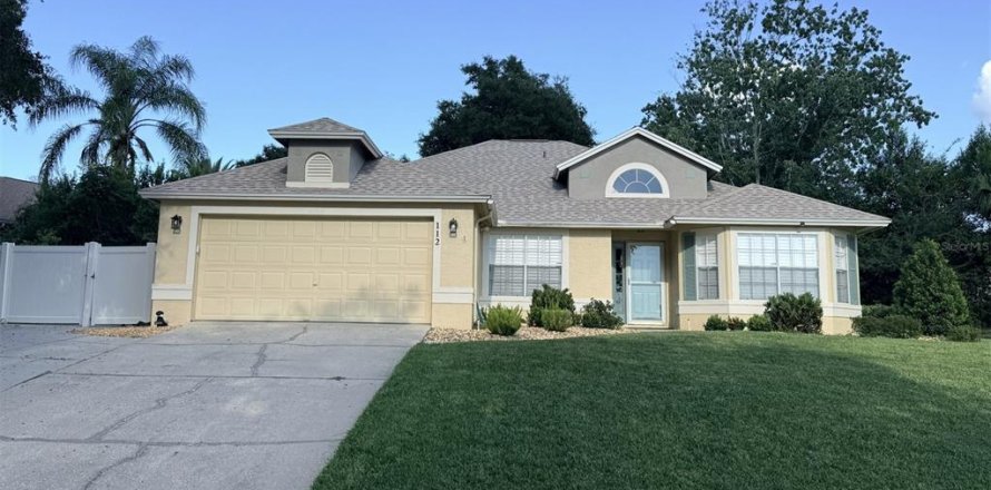 House in Eustis, Florida 3 bedrooms, 160.63 sq.m. № 2429074