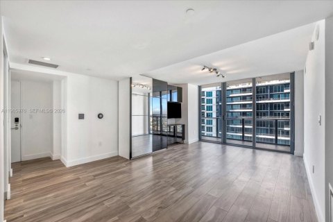 Condo in Miami, Florida, 1 bedroom  № 2081265 - photo 2